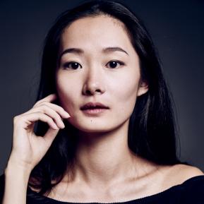 Spitz gesigneerd en gedragen door Jingjing Mao